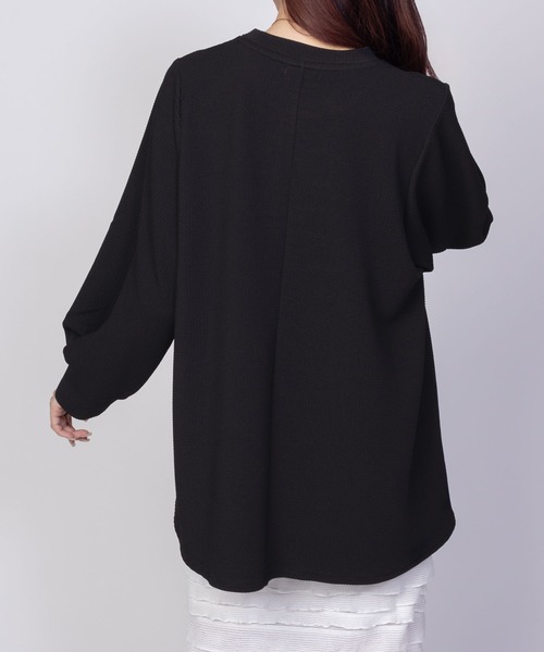 NAVY(ネイビー)の「NAVY きれい見え エンボス チュニックプルオーバー(その他トップス・レディース・グレイッシュベージュ/ブラック/チャコールグレー・M/L)」の6枚目の写真