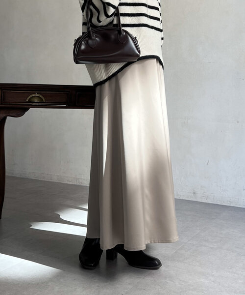 Chez toi(シェトワ)の「サテンフレアスカート(スカート・レディース・ネイビー/チャコールグレー/ベージュ・FREE)」の19枚目の写真