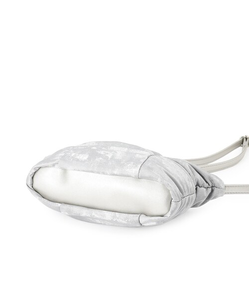 SHOO・LA・RUE（シューラルー）の「◆シャイニーくしゅくしゅショルダーバッグ（ショルダーバッグ・レディース・シルバー/ダークブラウン/グレー/ブラック・00）」の9枚目の写真