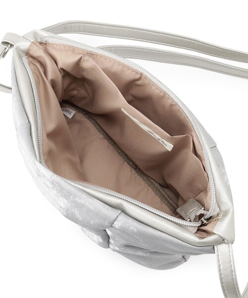 SHOO・LA・RUE（シューラルー）の「◆シャイニーくしゅくしゅショルダーバッグ（ショルダーバッグ・レディース・シルバー/ダークブラウン/グレー/ブラック・00）」の10枚目の写真