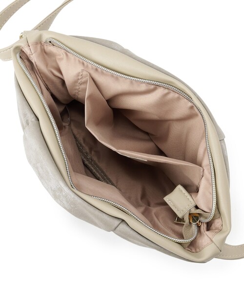 SHOO・LA・RUE（シューラルー）の「◆シャイニーくしゅくしゅショルダーバッグ（ショルダーバッグ・レディース・シルバー/ダークブラウン/グレー/ブラック・00）」の11枚目の写真