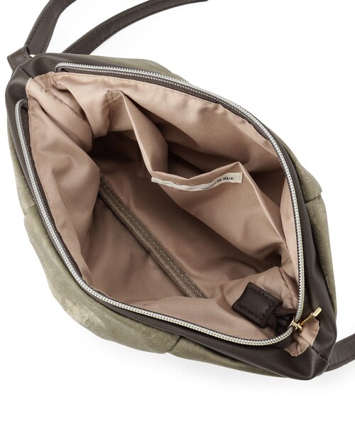 SHOO・LA・RUE（シューラルー）の「◆シャイニーくしゅくしゅショルダーバッグ（ショルダーバッグ・レディース・シルバー/ダークブラウン/グレー/ブラック・00）」の13枚目の写真