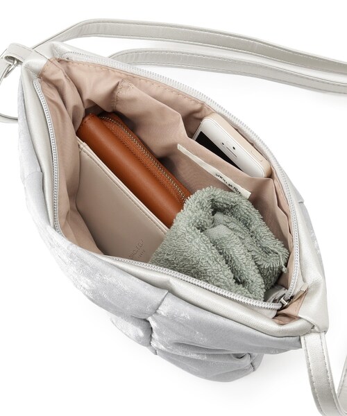 SHOO・LA・RUE（シューラルー）の「◆シャイニーくしゅくしゅショルダーバッグ（ショルダーバッグ・レディース・シルバー/ダークブラウン/グレー/ブラック・00）」の14枚目の写真