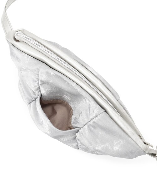 SHOO・LA・RUE（シューラルー）の「◆シャイニーくしゅくしゅショルダーバッグ（ショルダーバッグ・レディース・シルバー/ダークブラウン/グレー/ブラック・00）」の15枚目の写真