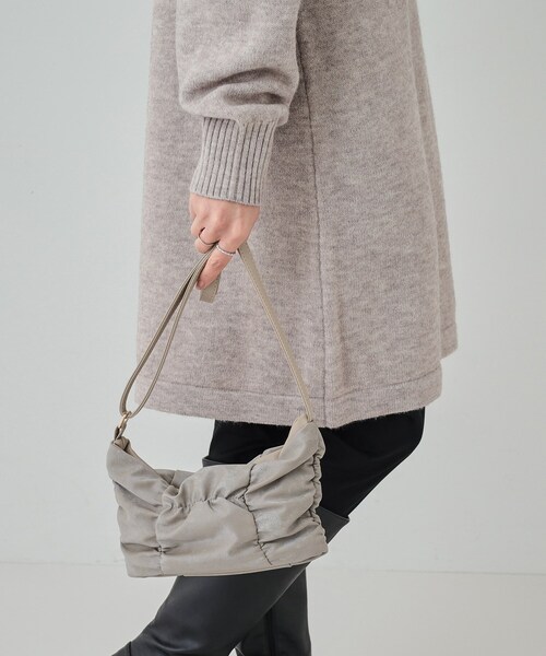 SHOO・LA・RUE（シューラルー）の「◆シャイニーくしゅくしゅショルダーバッグ（ショルダーバッグ・レディース・シルバー/ダークブラウン/グレー/ブラック・00）」の16枚目の写真