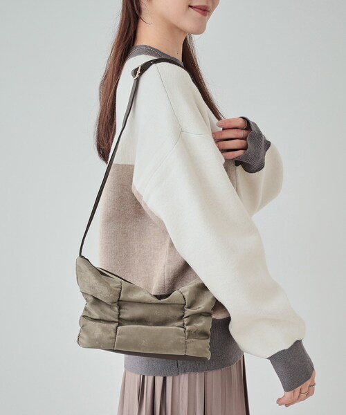 SHOO・LA・RUE（シューラルー）の「◆シャイニーくしゅくしゅショルダーバッグ（ショルダーバッグ・レディース・シルバー/ダークブラウン/グレー/ブラック・00）」の20枚目の写真