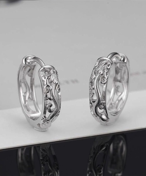 SBG（エスビー）の「SBG ドラゴンフープピアス　両耳（ピアス（両耳用）・メンズ・ブラック/シルバー・FREE）」の2枚目の写真