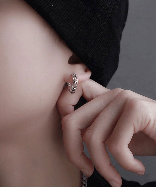 SBG（エスビー）の「SBG ドラゴンフープピアス　両耳（ピアス（両耳用）・メンズ・ブラック/シルバー・FREE）」の3枚目の写真