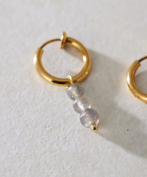 Ear Papillonner（イアパピヨネ）の「《金属アレルギー対応ステンレス2way》スリーストーンイヤリング（イヤーカフ）」 Wear 