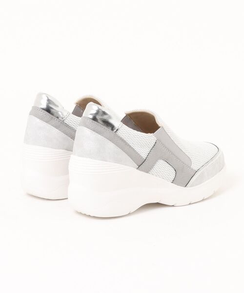 Round About（Bridget Birkin）（ラウンド アバウト）の「【Round About】ヒールアップスリッポンスニーカー(455100)（スニーカー・レディース・ゴールド/シルバー/ブラック・24.5/24/23.5/23/22.5）」の4枚目の写真