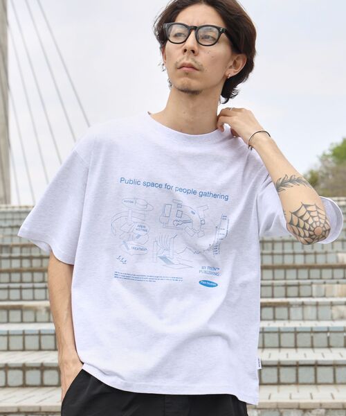 FFEIN（フェイン）の「【FFEIN（フェイン）】グラフィックショート丈Tシャツ / Tシャツ 短丈 クルーネック 半袖 ショート丈（Tシャツ/カットソー・メンズ・アッシュグレー/ブラック/ネイビー・LARGE/SMALL/MEDIUM）」の3枚目の写真