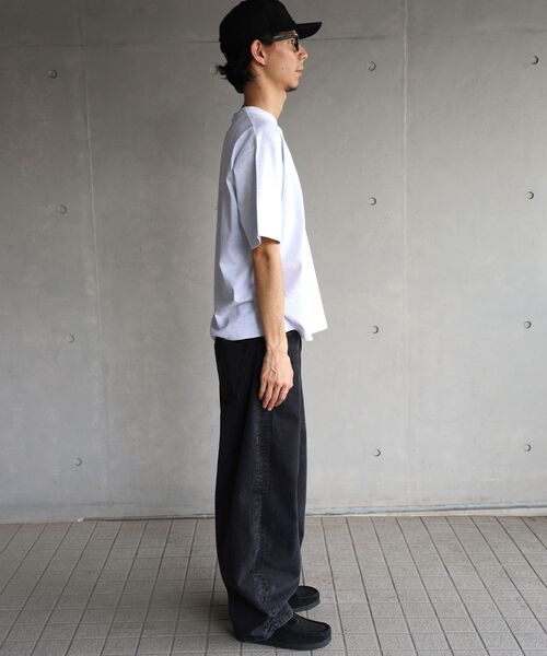 FFEIN（フェイン）の「【FFEIN（フェイン）】グラフィックショート丈Tシャツ / Tシャツ 短丈 クルーネック 半袖 ショート丈（Tシャツ/カットソー・メンズ・アッシュグレー/ブラック/ネイビー・LARGE/SMALL/MEDIUM）」の16枚目の写真