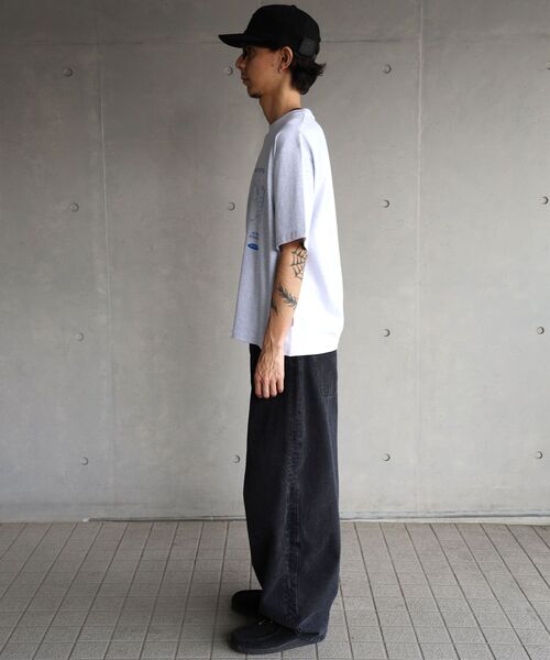 FFEIN（フェイン）の「【FFEIN（フェイン）】グラフィックショート丈Tシャツ / Tシャツ 短丈 クルーネック 半袖 ショート丈（Tシャツ/カットソー・メンズ・アッシュグレー/ブラック/ネイビー・LARGE/SMALL/MEDIUM）」の18枚目の写真