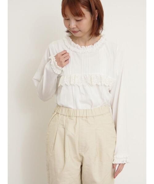 Samansa Mos2(サマンサ モスモス)の「胸元レース切替ピンタックインナー(Tシャツ/カットソー・レディース・ベージュ/オフホワイト/ブラック・F)」の4枚目の写真