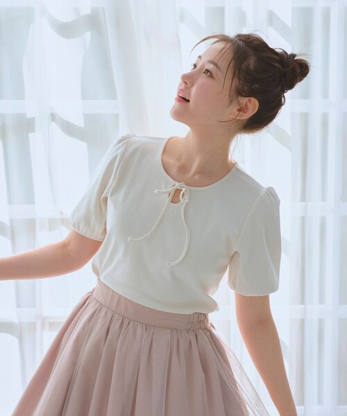 Feroux(フェルゥ)の「リボンアクセント Tシャツ(Tシャツ/カットソー・レディース・アイボリー系/グレー系/ピンク系/ブラック系・F)」の3枚目の写真