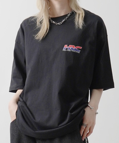 ILL'S（イルズ）の「【HONDA / ホンダ】ワンポイントプリント ボックスシルエット 半袖Tシャツ カットソー メンズ レディース（Tシャツ/カットソー・メンズ・ホワイト/ホワイト系その他3/ブラック系その他3/ホワイト系その他2/ブラック/ブラック系その他2・M/L）」の4枚目の写真