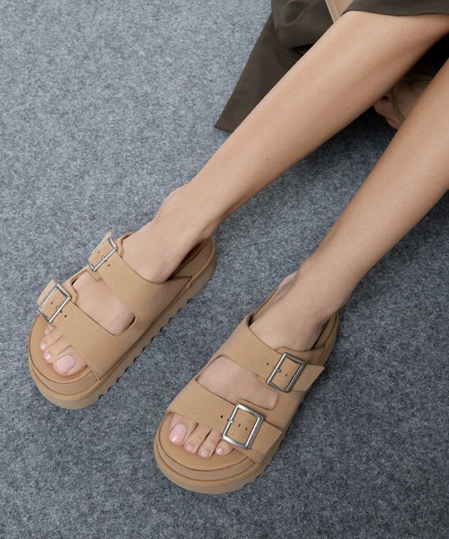 CHARLES & KEITH(チャールズ & キース)の「バックルダブルストラップ フラットフォームサンダル(サンダル・レディース・セージグリーン/ベージュ・23.5cm/23cm/22.5cm/26.5cm/25.5cm/25cm/24.5cm)」の2枚目の写真