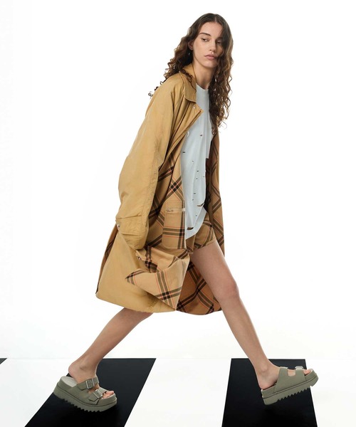 CHARLES & KEITH(チャールズ & キース)の「バックルダブルストラップ フラットフォームサンダル(サンダル・レディース・セージグリーン/ベージュ・23.5cm/23cm/22.5cm/26.5cm/25.5cm/25cm/24.5cm)」の16枚目の写真