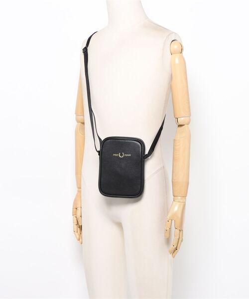 FRED PERRY（フレッドペリー）の「【FRED PERRY】SCOTCHGRAIN LEATHER SIDE BAG L1189（ショルダーバッグ・メンズ・ブラック・FREE）」の11枚目の写真