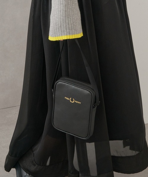 FRED PERRY（フレッドペリー）の「【FRED PERRY】SCOTCHGRAIN LEATHER SIDE BAG L1189（ショルダーバッグ・メンズ・ブラック・FREE）」の4枚目の写真