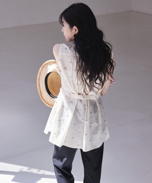 qualite(カリテ)の「カットドビーチュニックブラウス/夏服(シャツ/ブラウス・レディース・ベージュ・フリー)」の4枚目の写真