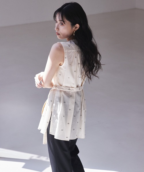 qualite(カリテ)の「カットドビーチュニックブラウス/夏服(シャツ/ブラウス・レディース・ベージュ・フリー)」の5枚目の写真