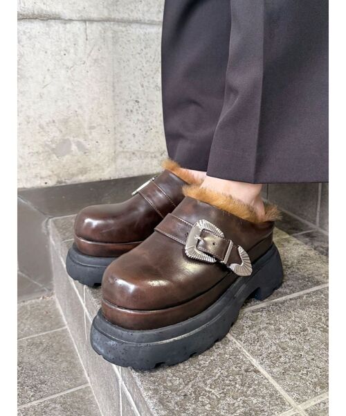 MURUA(ムルーア)の「インナーファーベルテッドクロッグス(サンダル・レディース・ブラウン/ブラック・24.5/23.5/22.5)」の8枚目の写真