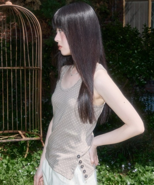 FANCY CLUB(ファンシークラブ)の「A'GEM/9 × .kom 『FANCY CLUB/ファンシークラブ』 Dot Button Sleeveless/ドットボタン スリーブレス(タンクトップ・レディース・ブラウン/アイボリー/ブラック・FREE)」の1枚目の写真