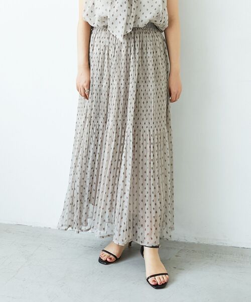 le.coeur blanc(ルクールブラン)の「楊柳フラワープリントランダムプリーツスカート(スカート・レディース・ブラック系その他/ホワイト系その他2・38)」の1枚目の写真