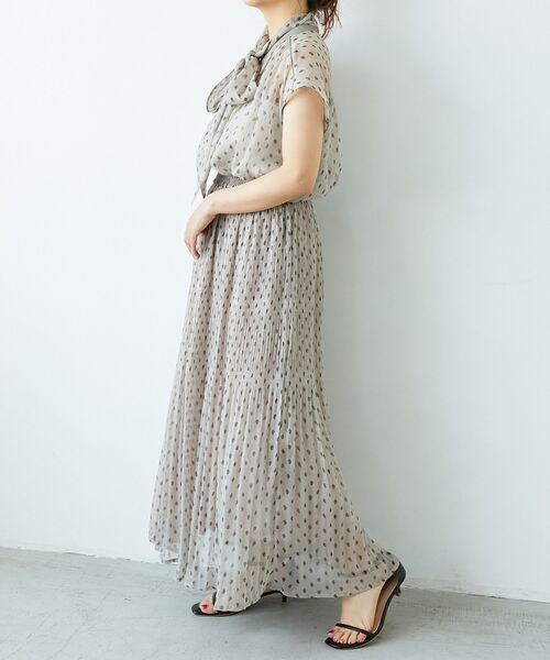 le.coeur blanc(ルクールブラン)の「楊柳フラワープリントランダムプリーツスカート(スカート・レディース・ブラック系その他/ホワイト系その他2・38)」の5枚目の写真