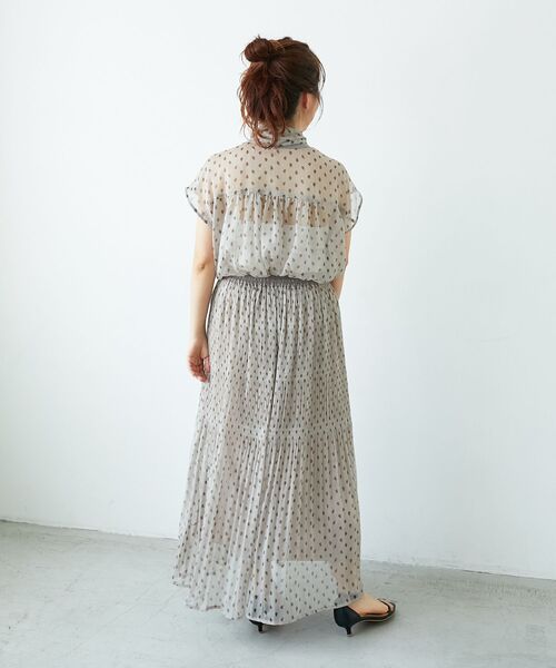 le.coeur blanc(ルクールブラン)の「楊柳フラワープリントランダムプリーツスカート(スカート・レディース・ブラック系その他/ホワイト系その他2・38)」の7枚目の写真