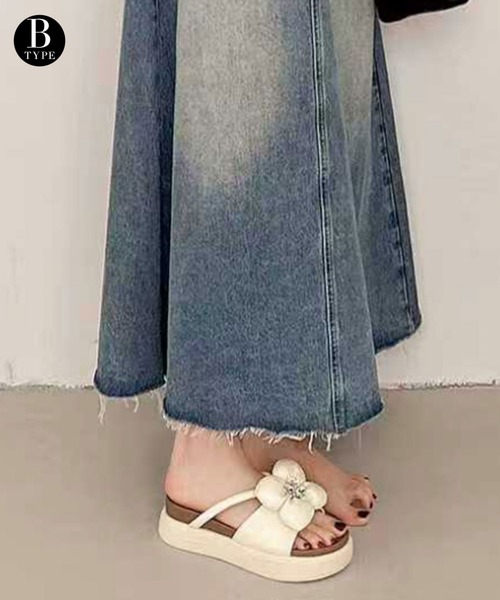 LOWO(ロワ)の「【選べる2タイプ】フラワーモチーフ ビジュー 厚底 サンダル(サンダル・レディース・ホワイト/ブラック/ブラック系その他/ホワイト系その他・35(22.5)/37(23.5)/36(23)/38(24)/39(24.5/40(25))」の5枚目の写真