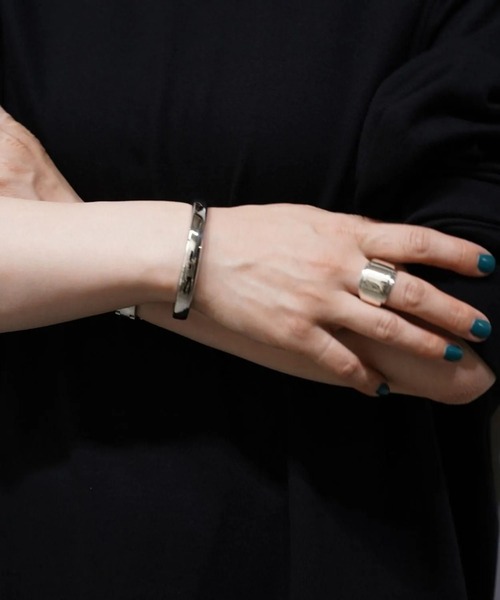 ACE by MORIZANE（エースバイモリザネ）の「【ACE by morizane】square cuff gradation plated（バングル/リストバンド・メンズ・シルバー×ゴールド・SMALL）」の5枚目の写真