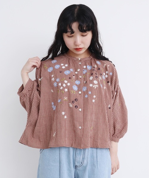 l'atelier du savon(アトリエドサボン)の「●お花スケッチ ファー刺繍ブラウス(シャツ/ブラウス・レディース・オフホワイト/ブラック/ブラウン・FREE)」の3枚目の写真