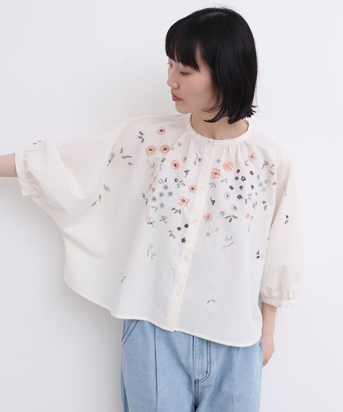 l'atelier du savon(アトリエドサボン)の「●お花スケッチ ファー刺繍ブラウス(シャツ/ブラウス・レディース・オフホワイト/ブラック/ブラウン・FREE)」の2枚目の写真