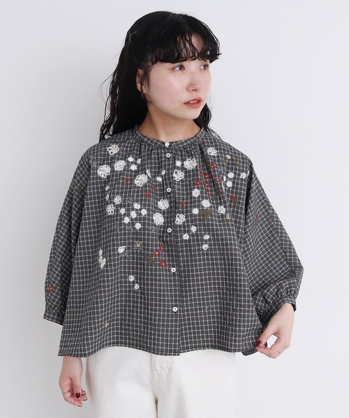 l'atelier du savon(アトリエドサボン)の「●お花スケッチ ファー刺繍ブラウス(シャツ/ブラウス・レディース・オフホワイト/ブラック/ブラウン・FREE)」の1枚目の写真