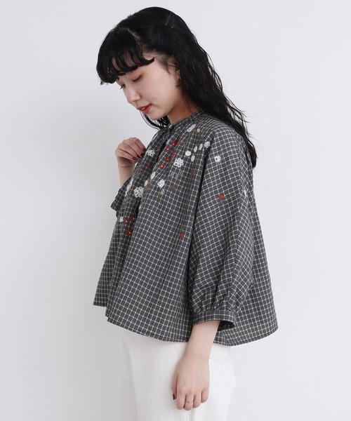 l'atelier du savon(アトリエドサボン)の「●お花スケッチ ファー刺繍ブラウス(シャツ/ブラウス・レディース・オフホワイト/ブラック/ブラウン・FREE)」の6枚目の写真