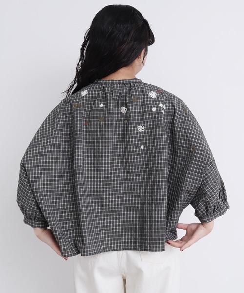 l'atelier du savon(アトリエドサボン)の「●お花スケッチ ファー刺繍ブラウス(シャツ/ブラウス・レディース・オフホワイト/ブラック/ブラウン・FREE)」の7枚目の写真