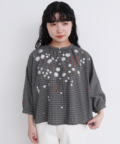 l'atelier du savon(アトリエドサボン)の「●お花スケッチ ファー刺繍ブラウス(シャツ/ブラウス・レディース・オフホワイト/ブラック/ブラウン・FREE)」の4枚目の写真