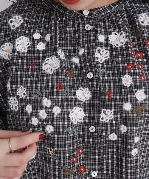 l'atelier du savon(アトリエドサボン)の「●お花スケッチ ファー刺繍ブラウス(シャツ/ブラウス・レディース・オフホワイト/ブラック/ブラウン・FREE)」の8枚目の写真