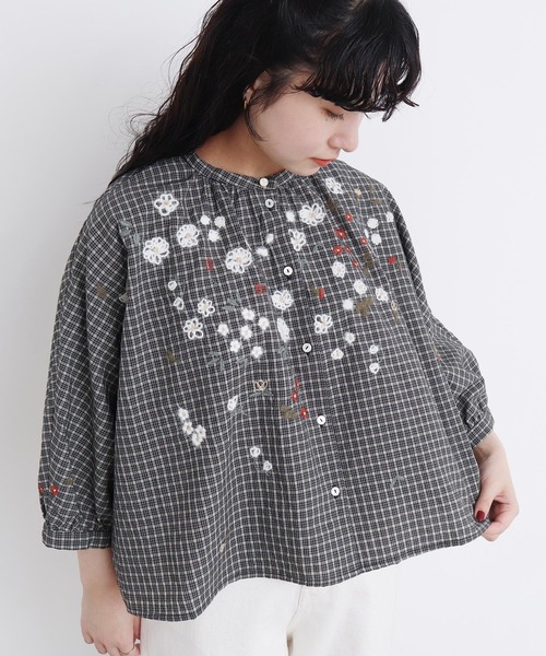 l'atelier du savon(アトリエドサボン)の「●お花スケッチ ファー刺繍ブラウス(シャツ/ブラウス・レディース・オフホワイト/ブラック/ブラウン・FREE)」の5枚目の写真