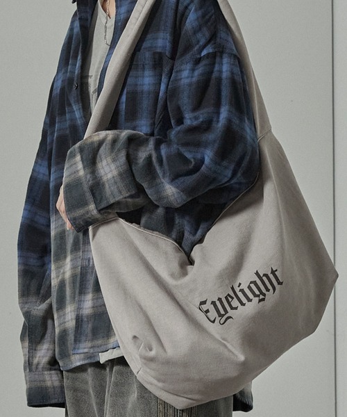 Alfred Alex（アルフレッドアレックス）の「【Alfred Alex】ヴィンテージ加工ピグメントグラフィックプリントスウェットショルダーバック（ショルダーバッグ・メンズ・ライトグレー/ブラック・FREE）」の2枚目の写真