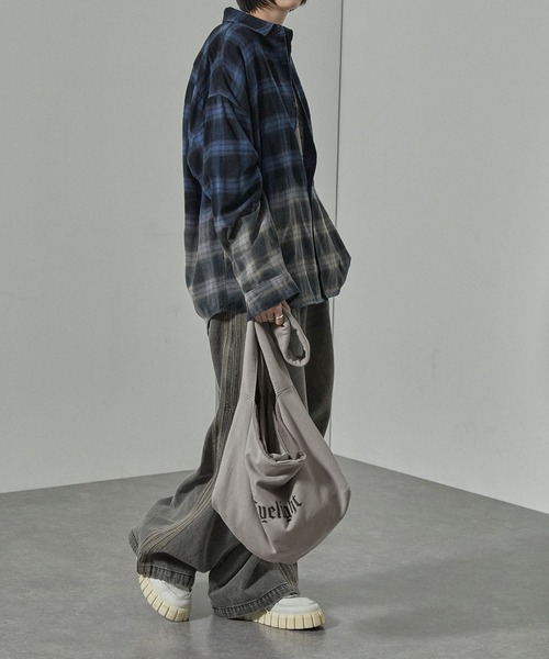 Alfred Alex（アルフレッドアレックス）の「【Alfred Alex】ヴィンテージ加工ピグメントグラフィックプリントスウェットショルダーバック（ショルダーバッグ・メンズ・ライトグレー/ブラック・FREE）」の9枚目の写真