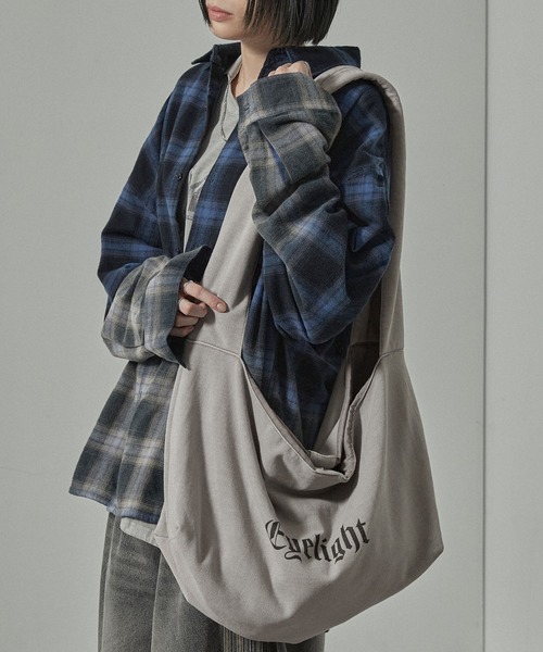 Alfred Alex（アルフレッドアレックス）の「【Alfred Alex】ヴィンテージ加工ピグメントグラフィックプリントスウェットショルダーバック（ショルダーバッグ・メンズ・ライトグレー/ブラック・FREE）」の10枚目の写真