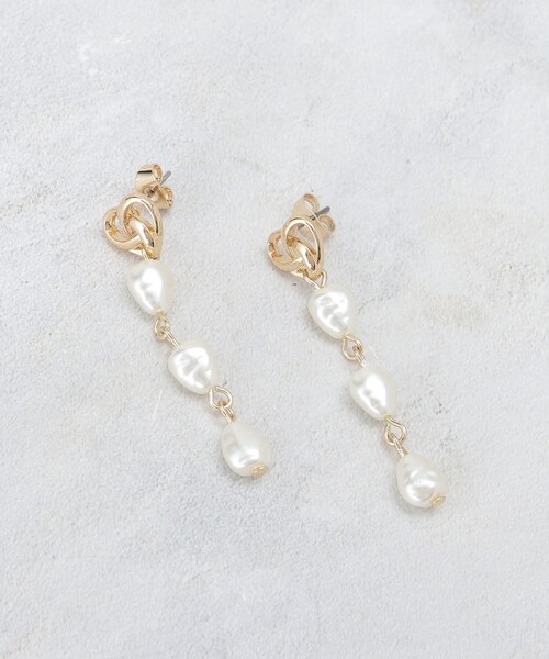 OPAQUE.CLIP（オペークドットクリップ）の「メタル×フェイクパールロングピアス（ピアス（両耳用）・レディース・シルバー/ゴールド・00）」の2枚目の写真