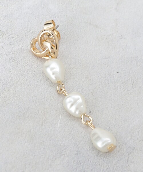 OPAQUE.CLIP（オペークドットクリップ）の「メタル×フェイクパールロングピアス（ピアス（両耳用）・レディース・シルバー/ゴールド・00）」の4枚目の写真