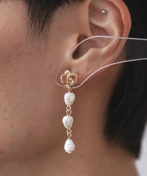 OPAQUE.CLIP（オペークドットクリップ）の「メタル×フェイクパールロングピアス（ピアス（両耳用）・レディース・シルバー/ゴールド・00）」の6枚目の写真