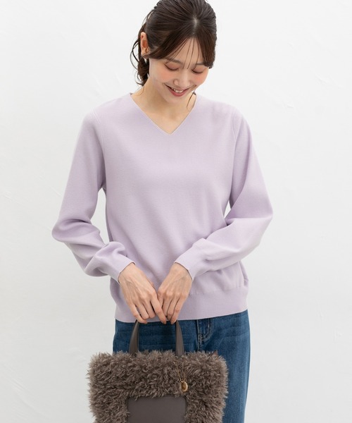 Honeys(ハニーズ)の「【しなやかニット・ヒアルロン酸加工・しなやかニット】ヒアルロン酸Vネック(ニット/セーター・レディース・ブルー/杢グレー/ピンク系その他/ブラック/レッド/モカ/アイボリー/ラベンダー/ライトグリーン・3L/L/LL/M/S)」の7枚目の写真