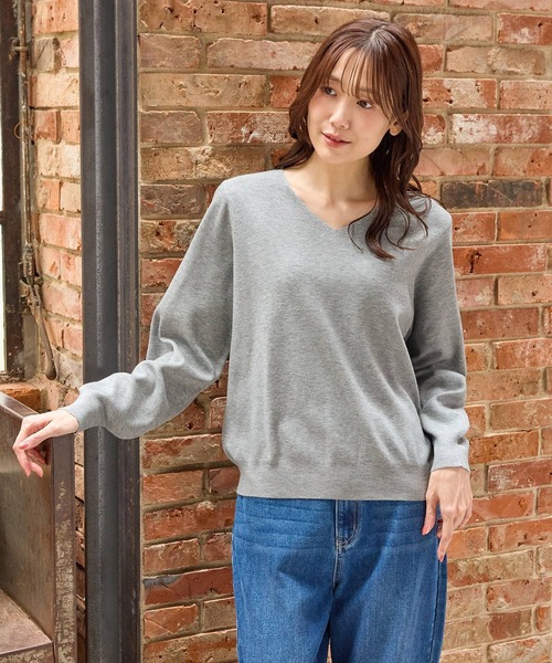 Honeys(ハニーズ)の「【しなやかニット・ヒアルロン酸加工・しなやかニット】ヒアルロン酸Vネック(ニット/セーター・レディース・ブルー/杢グレー/ピンク系その他/ブラック/レッド/モカ/アイボリー/ラベンダー/ライトグリーン・3L/L/LL/M/S)」の3枚目の写真