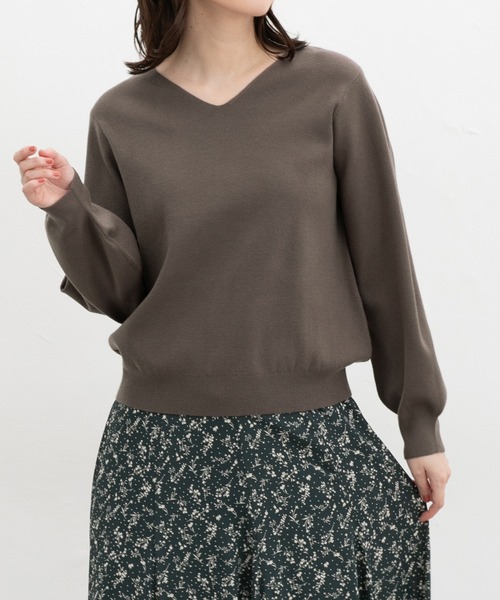 Honeys(ハニーズ)の「【しなやかニット・ヒアルロン酸加工・しなやかニット】ヒアルロン酸Vネック(ニット/セーター・レディース・ブルー/杢グレー/ピンク系その他/ブラック/レッド/モカ/アイボリー/ラベンダー/ライトグリーン・3L/L/LL/M/S)」の4枚目の写真